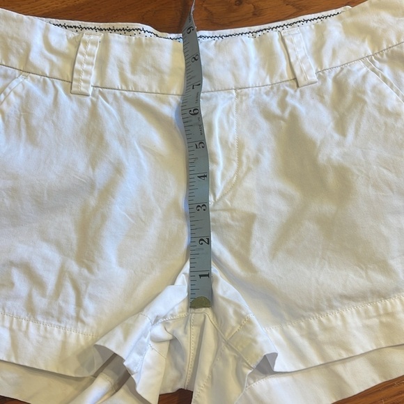 Uniqlo shorts sz 4 white with back/front pockets and zipper closure front - Picture 2 of 8